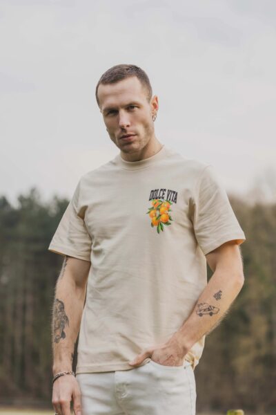 T-shirt beige à manches courtes avec col rond